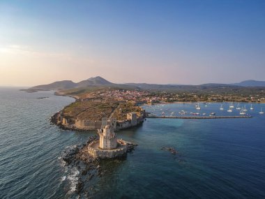 Methoni Kalesi ve müstahkem şehir üzerinde hava manzarası. Yunanistan 'ın Methoni, Messenia, Yunanistan' da yer alan ve Yunanistan 'da ziyaret edilmesi gereken bir yer olan Akdeniz' in en önemli ve en büyük kalelerinden biri.