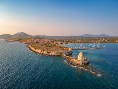 Methoni Kalesi ve müstahkem şehir üzerinde hava manzarası. Yunanistan 'ın Methoni, Messenia, Yunanistan' da yer alan ve Yunanistan 'da ziyaret edilmesi gereken bir yer olan Akdeniz' in en önemli ve en büyük kalelerinden biri.