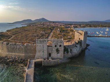 Methoni Kalesi ve müstahkem şehir üzerinde hava manzarası. Yunanistan 'ın Methoni, Messenia, Yunanistan' da yer alan ve Yunanistan 'da ziyaret edilmesi gereken bir yer olan Akdeniz' in en önemli ve en büyük kalelerinden biri.