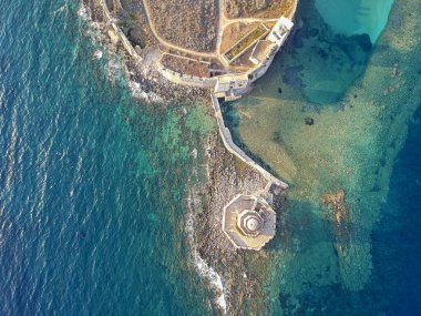 Methoni Kalesi ve müstahkem şehir üzerinde hava manzarası. Yunanistan 'ın Methoni, Messenia, Yunanistan' da yer alan ve Yunanistan 'da ziyaret edilmesi gereken bir yer olan Akdeniz' in en önemli ve en büyük kalelerinden biri.
