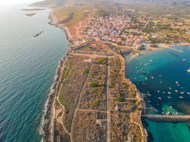 Methoni Kalesi ve müstahkem şehir üzerinde hava manzarası. Yunanistan 'ın Methoni, Messenia, Yunanistan' da yer alan ve Yunanistan 'da ziyaret edilmesi gereken bir yer olan Akdeniz' in en önemli ve en büyük kalelerinden biri.