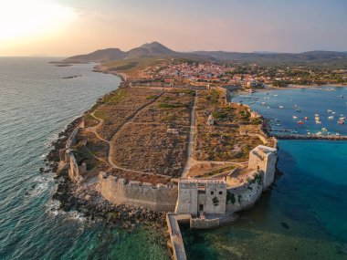 Methoni Kalesi ve müstahkem şehir üzerinde hava manzarası. Yunanistan 'ın Methoni, Messenia, Yunanistan' da yer alan ve Yunanistan 'da ziyaret edilmesi gereken bir yer olan Akdeniz' in en önemli ve en büyük kalelerinden biri.