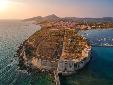 Methoni Kalesi ve müstahkem şehir üzerinde hava manzarası. Yunanistan 'ın Methoni, Messenia, Yunanistan' da yer alan ve Yunanistan 'da ziyaret edilmesi gereken bir yer olan Akdeniz' in en önemli ve en büyük kalelerinden biri.