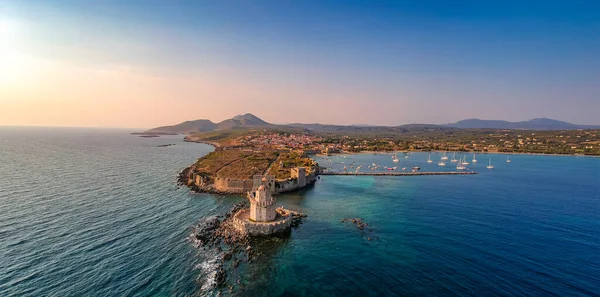 Methoni Kalesi ve müstahkem şehir üzerinde hava manzarası. Yunanistan 'ın Methoni, Messenia, Yunanistan' da yer alan ve Yunanistan 'da ziyaret edilmesi gereken bir yer olan Akdeniz' in en önemli ve en büyük kalelerinden biri.