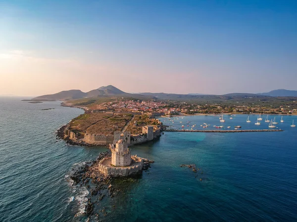 Methoni Kalesi ve müstahkem şehir üzerinde hava manzarası. Yunanistan 'ın Methoni, Messenia, Yunanistan' da yer alan ve Yunanistan 'da ziyaret edilmesi gereken bir yer olan Akdeniz' in en önemli ve en büyük kalelerinden biri.