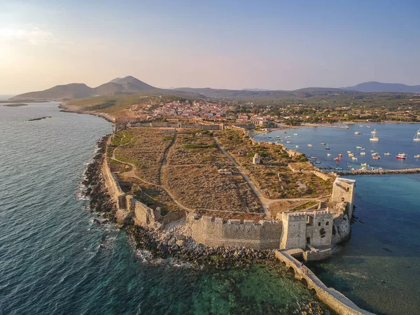 Methoni Kalesi ve müstahkem şehir üzerinde hava manzarası. Yunanistan 'ın Methoni, Messenia, Yunanistan' da yer alan ve Yunanistan 'da ziyaret edilmesi gereken bir yer olan Akdeniz' in en önemli ve en büyük kalelerinden biri.
