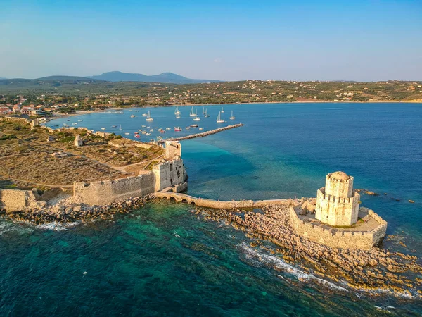 Methoni Kalesi ve müstahkem şehir üzerinde hava manzarası. Yunanistan 'ın Methoni, Messenia, Yunanistan' da yer alan ve Yunanistan 'da ziyaret edilmesi gereken bir yer olan Akdeniz' in en önemli ve en büyük kalelerinden biri.
