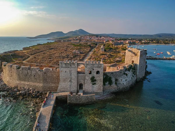 Methoni Kalesi ve müstahkem şehir üzerinde hava manzarası. Yunanistan 'ın Methoni, Messenia, Yunanistan' da yer alan ve Yunanistan 'da ziyaret edilmesi gereken bir yer olan Akdeniz' in en önemli ve en büyük kalelerinden biri.