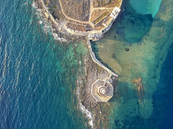 Methoni Kalesi ve müstahkem şehir üzerinde hava manzarası. Yunanistan 'ın Methoni, Messenia, Yunanistan' da yer alan ve Yunanistan 'da ziyaret edilmesi gereken bir yer olan Akdeniz' in en önemli ve en büyük kalelerinden biri.