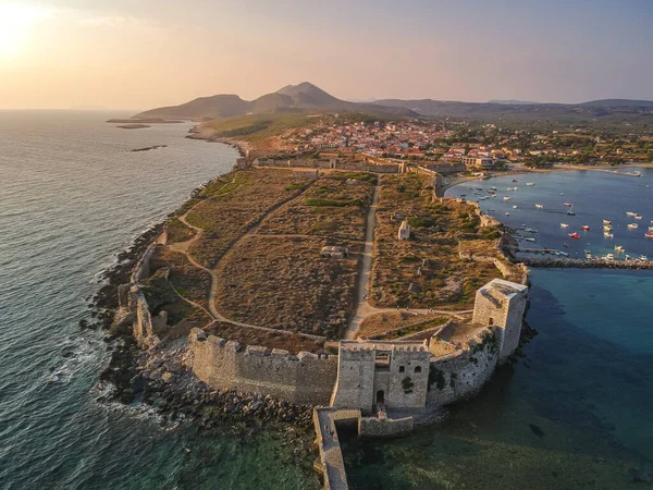 Methoni Kalesi ve müstahkem şehir üzerinde hava manzarası. Yunanistan 'ın Methoni, Messenia, Yunanistan' da yer alan ve Yunanistan 'da ziyaret edilmesi gereken bir yer olan Akdeniz' in en önemli ve en büyük kalelerinden biri.