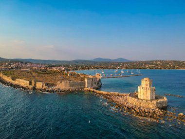 Methoni Kalesi ve müstahkem şehir üzerinde hava manzarası. Yunanistan 'ın Methoni, Messenia, Yunanistan' da yer alan ve Yunanistan 'da ziyaret edilmesi gereken bir yer olan Akdeniz' in en önemli ve en büyük kalelerinden biri.
