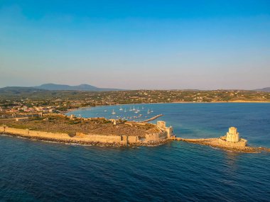 Methoni Kalesi ve müstahkem şehir üzerinde hava manzarası. Yunanistan 'ın Methoni, Messenia, Yunanistan' da yer alan ve Yunanistan 'da ziyaret edilmesi gereken bir yer olan Akdeniz' in en önemli ve en büyük kalelerinden biri.