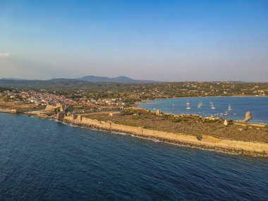 Methoni Kalesi ve müstahkem şehir üzerinde hava manzarası. Yunanistan 'ın Methoni, Messenia, Yunanistan' da yer alan ve Yunanistan 'da ziyaret edilmesi gereken bir yer olan Akdeniz' in en önemli ve en büyük kalelerinden biri.