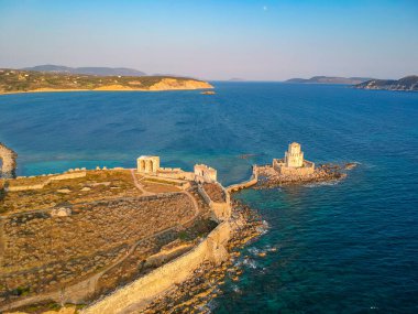 Methoni Kalesi ve müstahkem şehir üzerinde hava manzarası. Yunanistan 'ın Methoni, Messenia, Yunanistan' da yer alan ve Yunanistan 'da ziyaret edilmesi gereken bir yer olan Akdeniz' in en önemli ve en büyük kalelerinden biri.