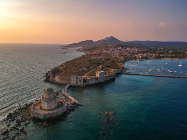 Methoni Kalesi ve müstahkem şehir üzerinde hava manzarası. Yunanistan 'ın Methoni, Messenia, Yunanistan' da yer alan ve Yunanistan 'da ziyaret edilmesi gereken bir yer olan Akdeniz' in en önemli ve en büyük kalelerinden biri.