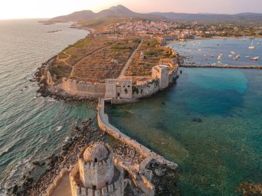 Methoni Kalesi ve müstahkem şehir üzerinde hava manzarası. Yunanistan 'ın Methoni, Messenia, Yunanistan' da yer alan ve Yunanistan 'da ziyaret edilmesi gereken bir yer olan Akdeniz' in en önemli ve en büyük kalelerinden biri.