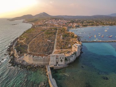 Methoni Kalesi ve müstahkem şehir üzerinde hava manzarası. Yunanistan 'ın Methoni, Messenia, Yunanistan' da yer alan ve Yunanistan 'da ziyaret edilmesi gereken bir yer olan Akdeniz' in en önemli ve en büyük kalelerinden biri.