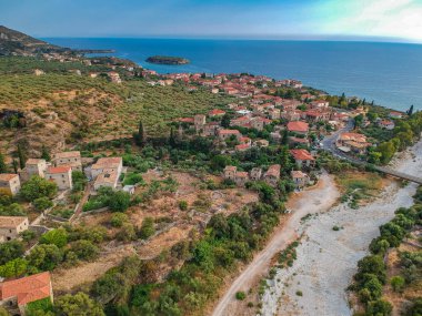 Yunanistan 'ın Kardamyli kentindeki Messenian Mani bölgesinde bulunan harika sahil köyünün havadan görünüşü. Yunanistan, Avrupa 'da ziyaret edilecek en güzel yerlerden biri..
