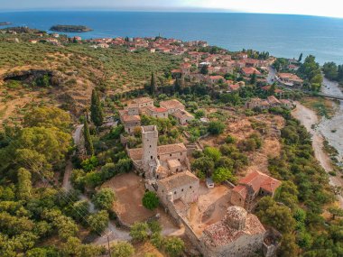 Yunanistan 'ın Kardamyli kentindeki Messenian Mani bölgesinde bulunan harika sahil köyünün havadan görünüşü. Yunanistan, Avrupa 'da ziyaret edilecek en güzel yerlerden biri..
