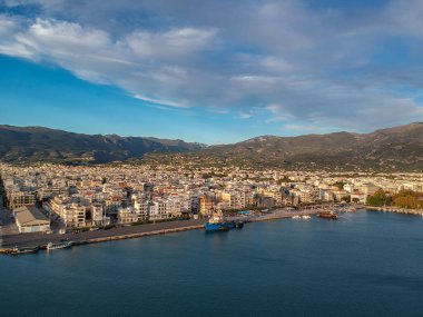 Yunanistan 'ın Kalamata Messinia sahil kenti üzerindeki hava manzarası.