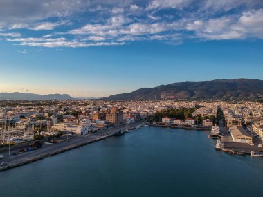 Yunanistan 'ın Kalamata Messinia sahil kenti üzerindeki hava manzarası.