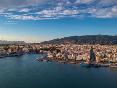 Yunanistan 'ın Kalamata Messinia sahil kenti üzerindeki hava manzarası.