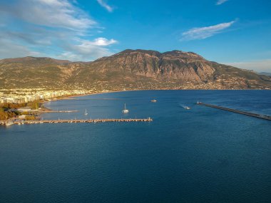 Yunanistan 'ın Kalamata Messinia sahil kenti üzerindeki hava manzarası.