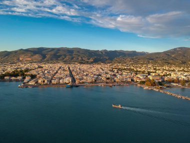 Yunanistan 'ın Kalamata Messinia sahil kenti üzerindeki hava manzarası.