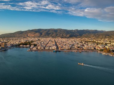 Yunanistan 'ın Kalamata Messinia sahil kenti üzerindeki hava manzarası.