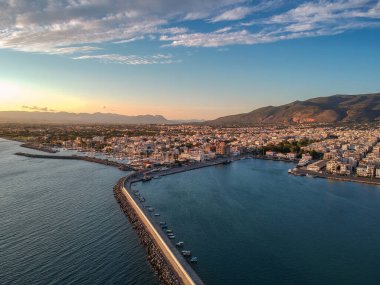 Yunanistan 'ın Kalamata Messinia sahil kenti üzerindeki hava manzarası.