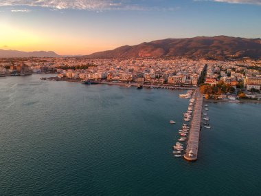 Yunanistan 'ın Kalamata Messinia sahil kenti üzerindeki hava manzarası.