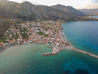 Monemvasia sahil kenti ve Yunanistan 'ın Lakonya kentindeki pitoresk liman üzerindeki hava manzarası.
