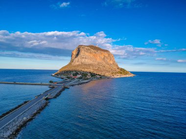 Yunanistan 'ın Peloponnese kentindeki Lakonia kentindeki eski ortaçağ şatosu Monemvasia' nın havadan görünüşü. Monemvasia genellikle 