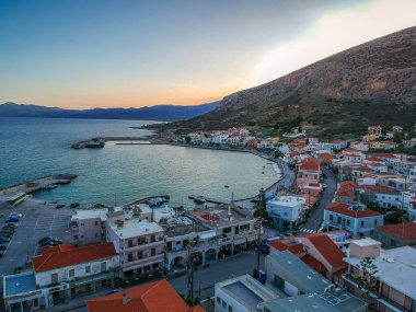 Monemvasia sahil kenti ve Yunanistan 'ın Lakonya kentindeki pitoresk liman üzerindeki hava manzarası.
