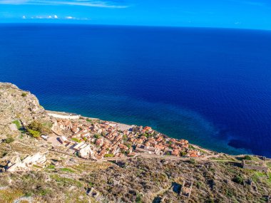 Yunanistan 'ın Peloponnese kentindeki Lakonia kentindeki eski ortaçağ şatosu Monemvasia' nın havadan görünüşü. Monemvasia genellikle 