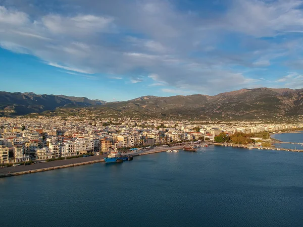 希腊卡拉马塔梅西尼亚海滨城市的空中景观 — 图库照片