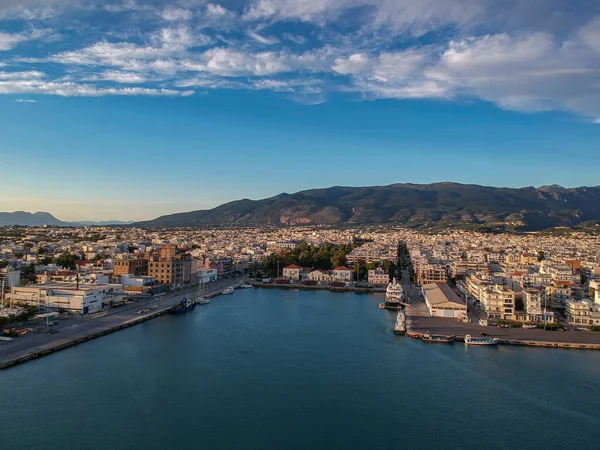 Yunanistan 'ın Kalamata Messinia sahil kenti üzerindeki hava manzarası.