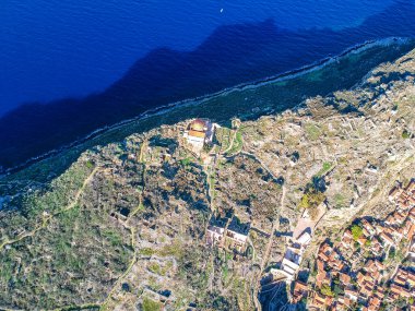 Yunanistan 'ın Peloponnese kentindeki Lakonia kentindeki eski ortaçağ şatosu Monemvasia' nın havadan görünüşü. Monemvasia genellikle 