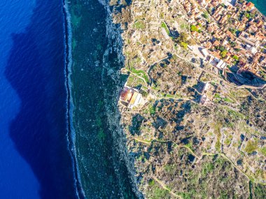 Yunanistan 'ın Peloponnese kentindeki Lakonia kentindeki eski ortaçağ şatosu Monemvasia' nın havadan görünüşü. Monemvasia genellikle 