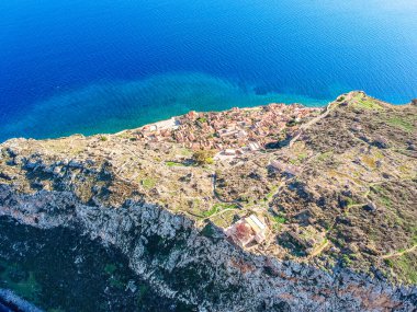 Yunanistan 'ın Peloponnese kentindeki Lakonia kentindeki eski ortaçağ şatosu Monemvasia' nın havadan görünüşü. Monemvasia genellikle 