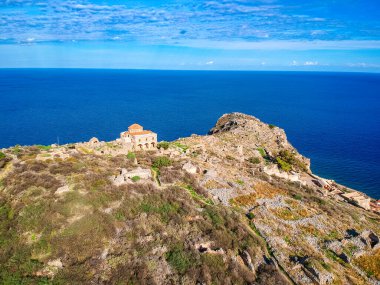 Yunanistan 'ın Peloponnese kentindeki Lakonia kentindeki eski ortaçağ şatosu Monemvasia' nın havadan görünüşü. Monemvasia genellikle 