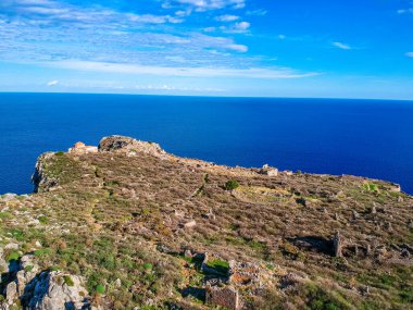 Yunanistan 'ın Peloponnese kentindeki Lakonia kentindeki eski ortaçağ şatosu Monemvasia' nın havadan görünüşü. Monemvasia genellikle 