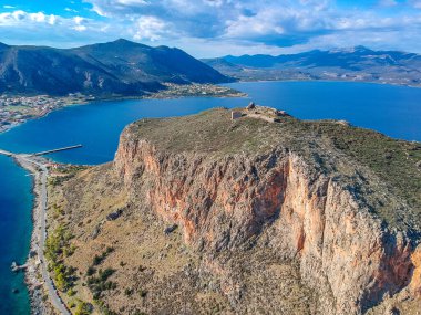 Yunanistan 'ın Peloponnese kentindeki Lakonia kentindeki eski ortaçağ şatosu Monemvasia' nın havadan görünüşü. Monemvasia genellikle 