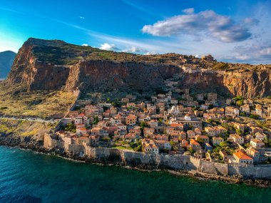 Yunanistan 'ın Peloponnese kentindeki Lakonia kentindeki eski ortaçağ şatosu Monemvasia' nın havadan görünüşü. Monemvasia genellikle 