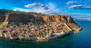 Yunanistan 'ın Peloponnese kentindeki Lakonia kentindeki eski ortaçağ şatosu Monemvasia' nın havadan görünüşü. Monemvasia genellikle 