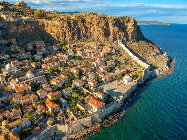 Yunanistan 'ın Peloponnese kentindeki Lakonia kentindeki eski ortaçağ şatosu Monemvasia' nın havadan görünüşü. Monemvasia genellikle 