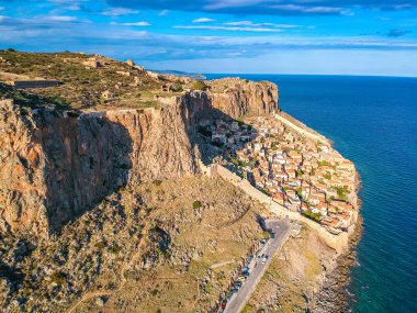 Yunanistan 'ın Peloponnese kentindeki Lakonia kentindeki eski ortaçağ şatosu Monemvasia' nın havadan görünüşü. Monemvasia genellikle 