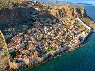 Yunanistan 'ın Peloponnese kentindeki Lakonia kentindeki eski ortaçağ şatosu Monemvasia' nın havadan görünüşü. Monemvasia genellikle 