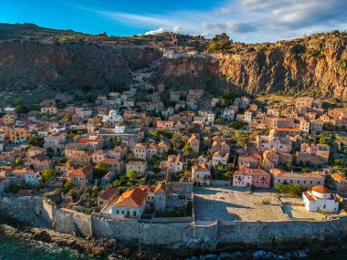 Yunanistan 'ın Peloponnese kentindeki Lakonia kentindeki eski ortaçağ şatosu Monemvasia' nın havadan görünüşü. Monemvasia genellikle 
