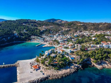 Yunanistan 'ın Alonnisos adasındaki Patitiri kasabasının hava manzarası